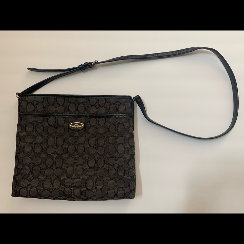 Beautiful barely used COACH messenger bag.